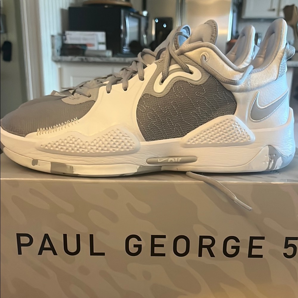 Nike Gray and White Athletic Shoes with Modern Design